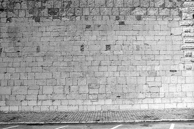 Vestiges du cloître sur le flanc sud : traces des arcades de la galerie et du niveau de l'étage. © Jérôme Mongreville / Région Bourgogne-Franche-Comté, Inventaire du patrimoine - 1998