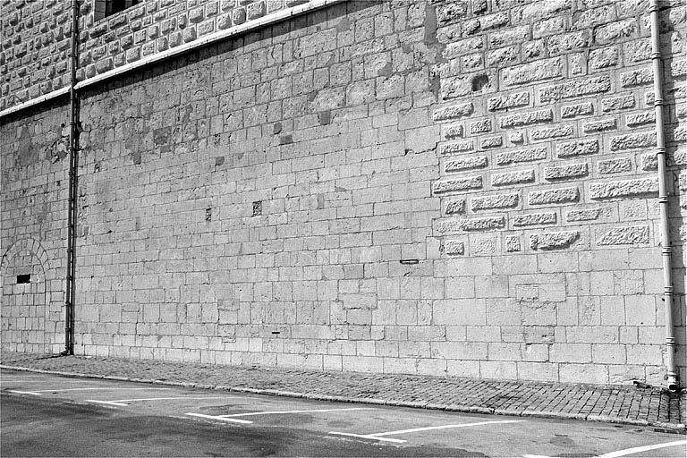 Vestiges du cloître sur le flanc sud : traces des arcades de la galerie et du niveau de l'étage, solin du toit. © Jérôme Mongreville / Région Bourgogne-Franche-Comté, Inventaire du patrimoine - 1998
