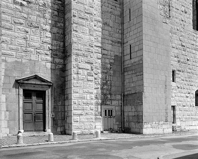Détail de la porte latérale sud. © Jérôme Mongreville / Région Bourgogne-Franche-Comté, Inventaire du patrimoine - 1998