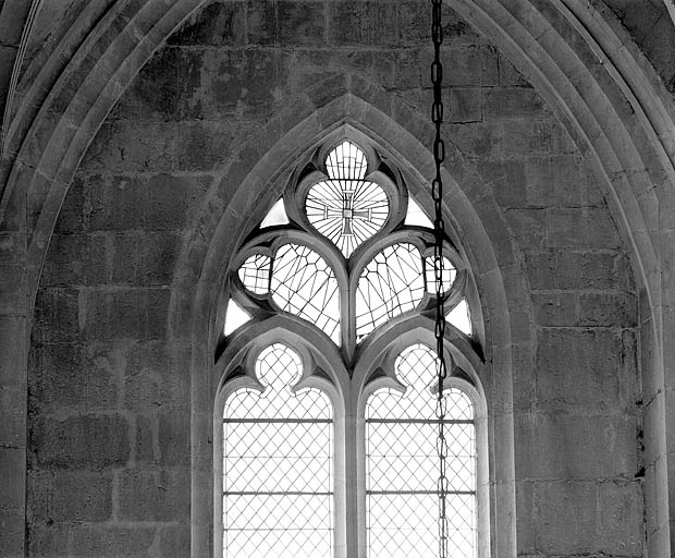 Détail du réseau de la baie de la sixième travée du collatéral nord. © Jérôme Mongreville / Région Bourgogne-Franche-Comté, Inventaire du patrimoine - 1998