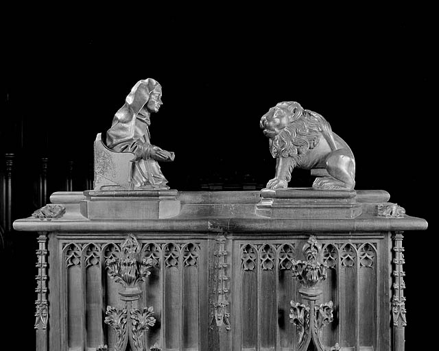 Statuettes de la quatrième jouée basse : moine lisant et lion. © Jérôme Mongreville / Région Bourgogne-Franche-Comté, Inventaire du patrimoine - 1998