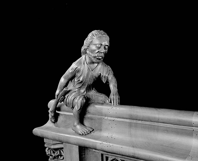 Statuette de la deuxième jouée basse : homme luttant avec une massue. © Jérôme Mongreville / Région Bourgogne-Franche-Comté, Inventaire du patrimoine - 1998