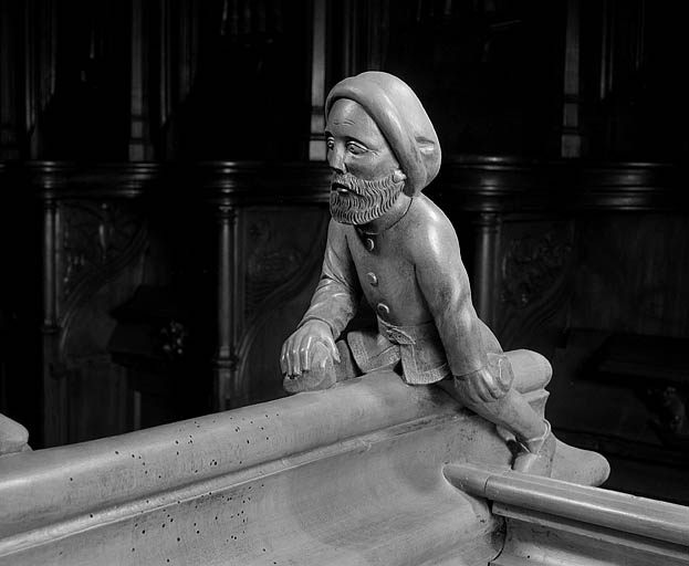 Statuette de la troisième jouée basse : homme luttant avec une massue. © Jérôme Mongreville / Région Bourgogne-Franche-Comté, Inventaire du patrimoine - 1998