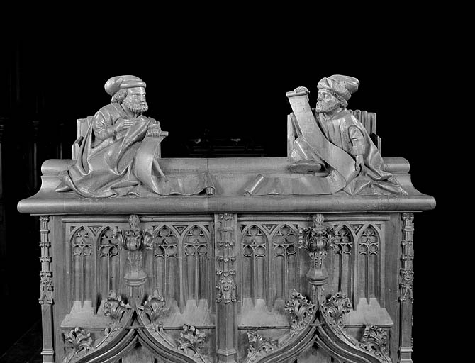 Statuettes de la première jouée basse : personnages assis, lisant. © Jérôme Mongreville / Région Bourgogne-Franche-Comté, Inventaire du patrimoine - 1998