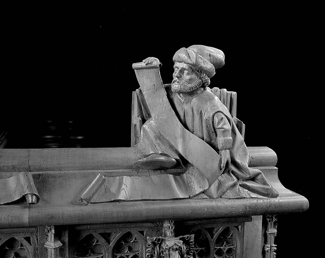 Statuette de la première jouée basse : personnage assis, lisant sur un phylactère. © Jérôme Mongreville / Région Bourgogne-Franche-Comté, Inventaire du patrimoine - 1998