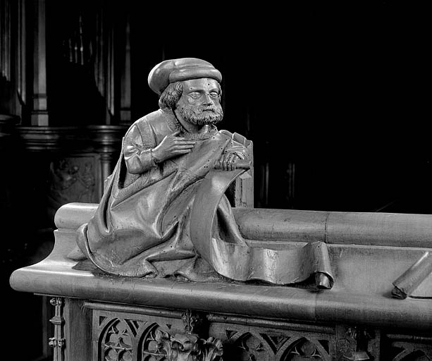 Statuette de la première jouée basse : personnage assis, lisant dans un livre. © Jérôme Mongreville / Région Bourgogne-Franche-Comté, Inventaire du patrimoine - 1998