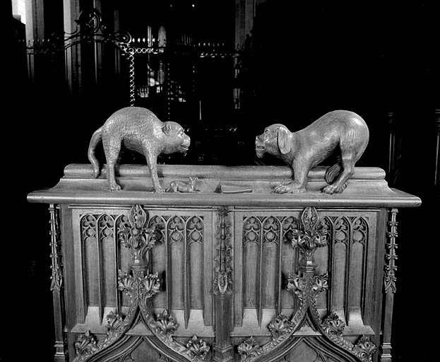 Statuettes de la quatrième jouée basse : chien et chat affrontés. © Jérôme Mongreville / Région Bourgogne-Franche-Comté, Inventaire du patrimoine - 1998