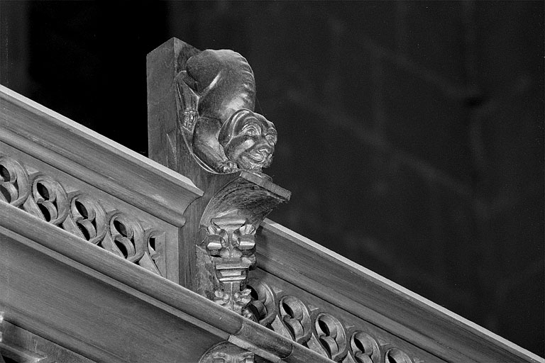 Vue de la neuvième statuette : chien, vu de trois quarts gauche. © Jérôme Mongreville / Région Bourgogne-Franche-Comté, Inventaire du patrimoine - 1998