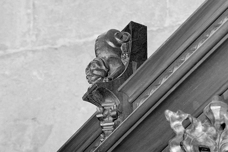 Vue de la neuvième statuette : chien, vu de trois quarts droit. © Jérôme Mongreville / Région Bourgogne-Franche-Comté, Inventaire du patrimoine - 1998