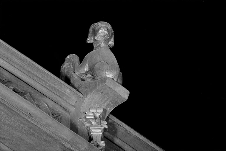 Vue de la troisième statuette : chien, vu de trois quarts gauche. © Jérôme Mongreville / Région Bourgogne-Franche-Comté, Inventaire du patrimoine - 1998