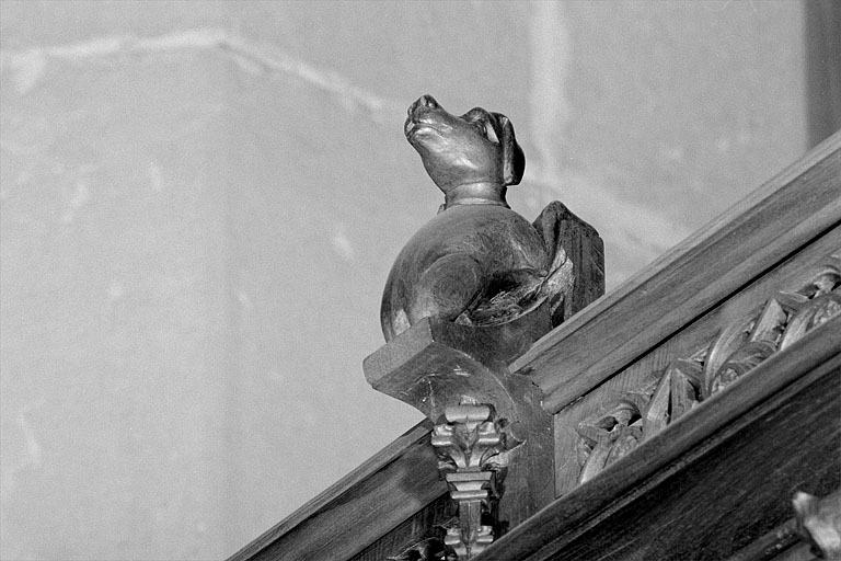 Vue de la sixième statuette : chien. © Jérôme Mongreville / Région Bourgogne-Franche-Comté, Inventaire du patrimoine - 1998