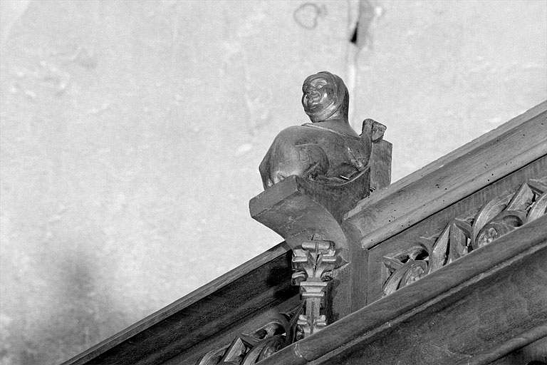 Vue de la quatrième statuette : animal à tête de femme. © Jérôme Mongreville / Région Bourgogne-Franche-Comté, Inventaire du patrimoine - 1998