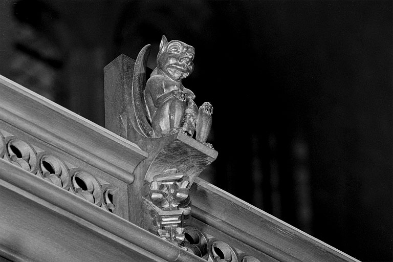 Vue de la vingtième statuette : animal ailé, assis. © Jérôme Mongreville / Région Bourgogne-Franche-Comté, Inventaire du patrimoine - 1998