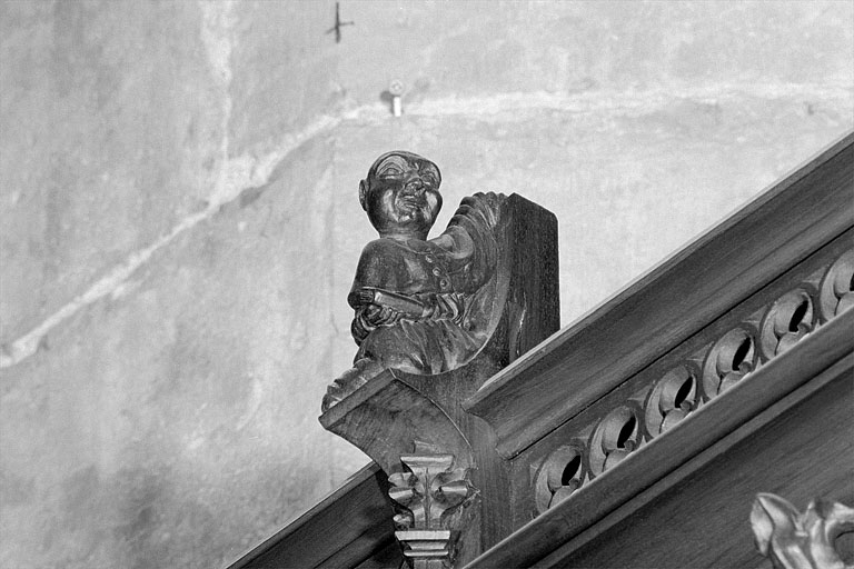 Vue de la vingt et unième statuette : personnage avec livre. © Jérôme Mongreville / Région Bourgogne-Franche-Comté, Inventaire du patrimoine - 1998