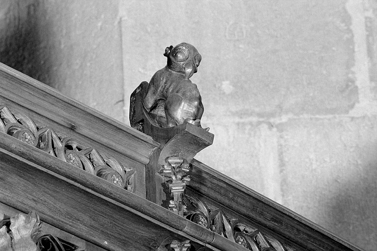 Vue de la neuvième statuette : quadrupède à tête de faucon. © Jérôme Mongreville / Région Bourgogne-Franche-Comté, Inventaire du patrimoine - 1998