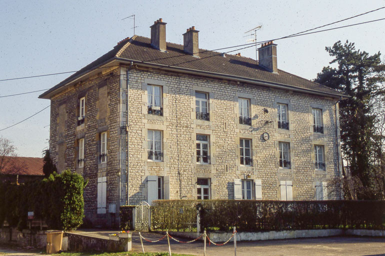 Logement (de contremaître ?) et bureaux vus de trois quarts. © Yves Sancey / Région Bourgogne-Franche-Comté, Inventaire du patrimoine - 1999