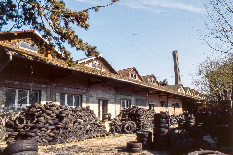Quai couvert et magasins industriels depuis l'ouest. © Yves Sancey / Région Bourgogne-Franche-Comté, Inventaire du patrimoine - 1999 Quai couvert et magasins industriels depuis l'ouest. © Yves Sancey / Région Bourgogne-Franche-Comté, Inventaire du patrimoine - 1999