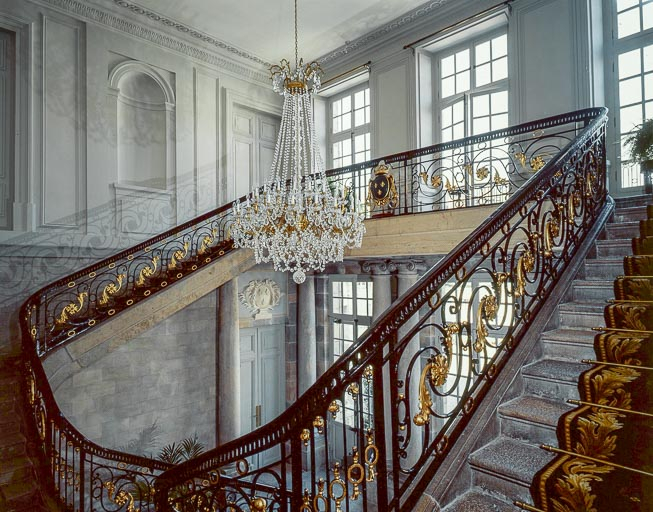 Intérieur : escalier d'honneur, vue d'ensemble. © Jérôme Mongreville / Région Bourgogne-Franche-Comté, Inventaire du patrimoine - 1999