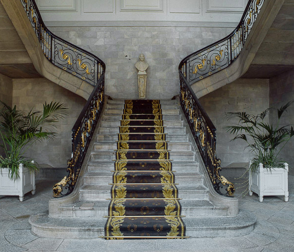 Intérieur : escalier d'honneur, de face. © Jérôme Mongreville / Région Bourgogne-Franche-Comté, Inventaire du patrimoine - 1999
