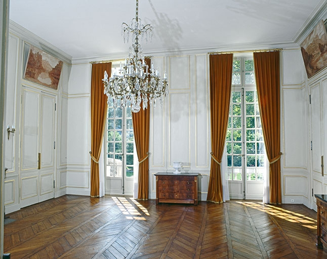 Intérieur : le salon d'attente, vue d'ensemble. © Jérôme Mongreville / Région Bourgogne-Franche-Comté, Inventaire du patrimoine - 1999