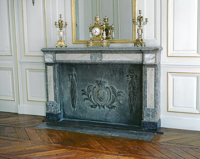 Intérieur : le salon d'attente, détail de la cheminée. © Jérôme Mongreville / Région Bourgogne-Franche-Comté, Inventaire du patrimoine - 1999