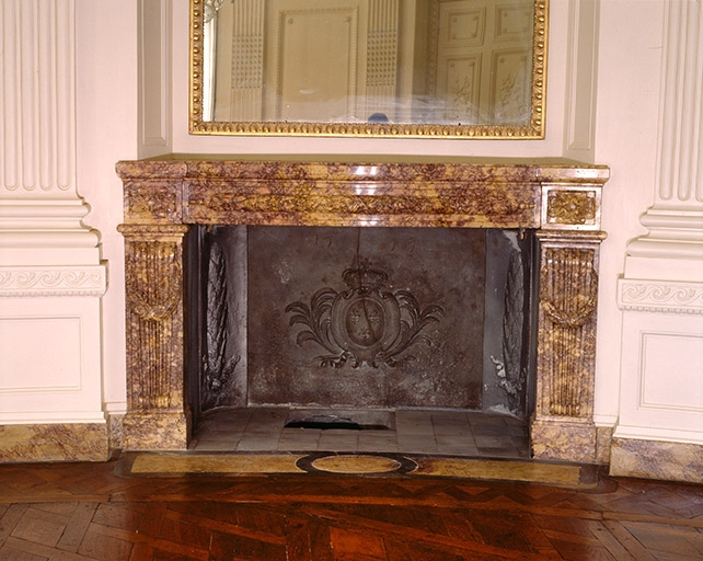 Intérieur : le salon ovale, cheminée de face. © Jérôme Mongreville / Région Bourgogne-Franche-Comté, Inventaire du patrimoine - 1999