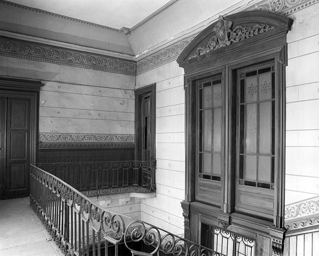 L'escalier d'honneur : vue depuis le palier du premier étage. © Jérôme Mongreville / Région Bourgogne-Franche-Comté, Inventaire du patrimoine - 1999