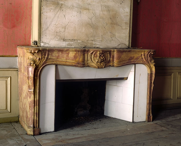 Logis principal : détail d'une cheminée du premier étage. © Jérôme Mongreville / Région Bourgogne-Franche-Comté, Inventaire du patrimoine - 1999