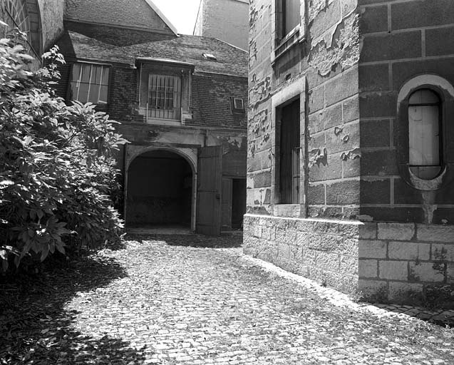 Vue du bâtiment des remises, de face. © Jérôme Mongreville / Région Bourgogne-Franche-Comté, Inventaire du patrimoine - 1999