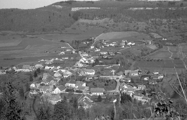 Vue générale du village depuis le château fort de Chassagne-Saint-Denis. © Liliane Hamelin / Région Bourgogne-Franche-Comté, Inventaire du patrimoine - 1999
