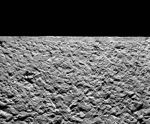 Bloc inachevé servant de couverture dans le passage au droit de la onzième pile sud au niveau de la coursière de l'abside. © Jérôme Mongreville / Région Bourgogne-Franche-Comté, Inventaire du patrimoine - 1999