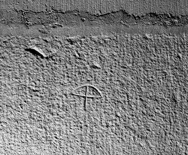 Traces de boucharde et signe lapidaire dans la huitième travée nord de la coursière de l'abside. © Jérôme Mongreville / Région Bourgogne-Franche-Comté, Inventaire du patrimoine - 1999