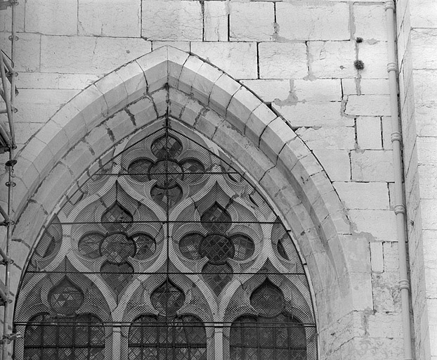 Détail de la baie nord de l'ancienne chapelle de Neuville. © Jérôme Mongreville / Région Bourgogne-Franche-Comté, Inventaire du patrimoine - 1999