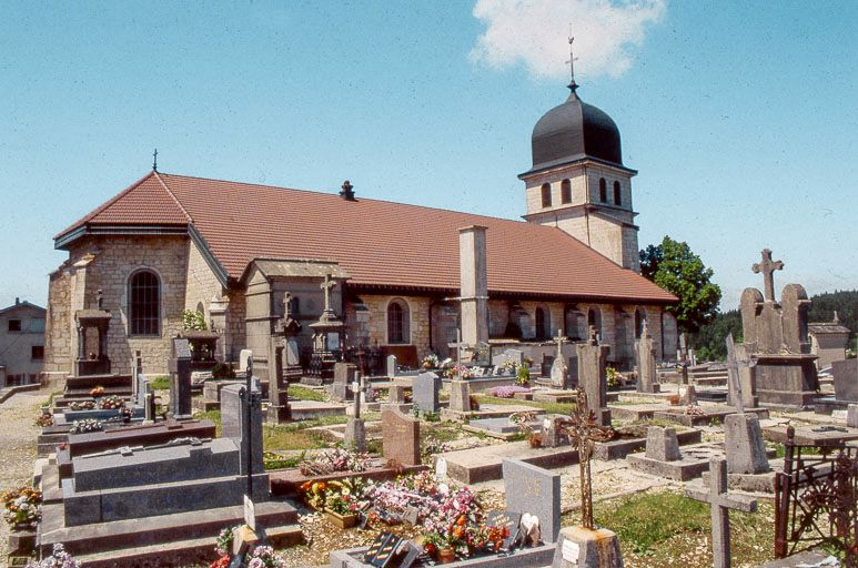 Façade latérale gauche et cimetière. © Yves Sancey / Région Bourgogne-Franche-Comté, Inventaire du patrimoine - 1999