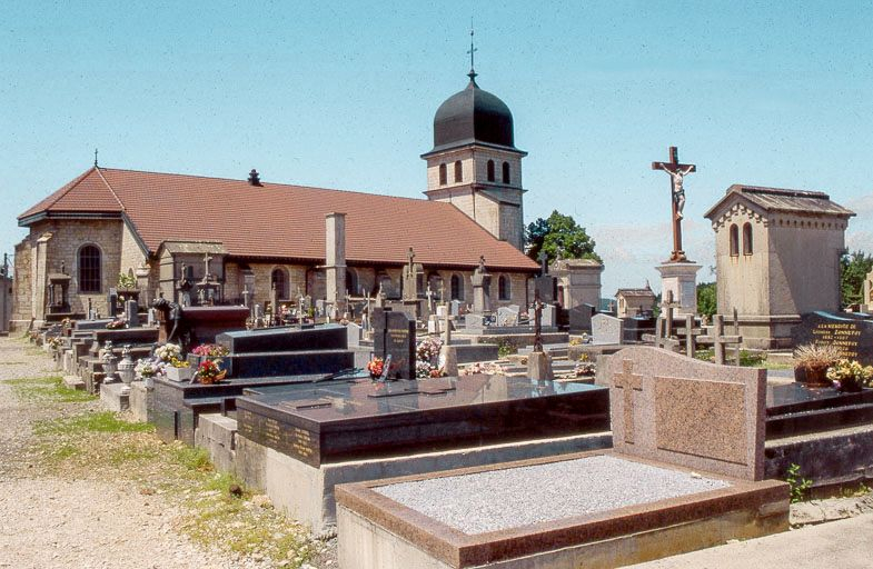 Façade latérale gauche, et au premier plan le cimetière. © Yves Sancey / Région Bourgogne-Franche-Comté, Inventaire du patrimoine - 1999