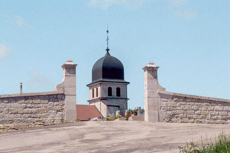 Enclos du cimetière et clocher. © Yves Sancey / Région Bourgogne-Franche-Comté, Inventaire du patrimoine - 1999