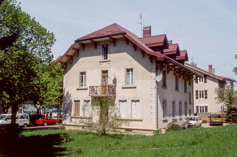 Façade postérieure et face droite vues de trois quarts. © Yves Sancey / Région Bourgogne-Franche-Comté, Inventaire du patrimoine - 1999