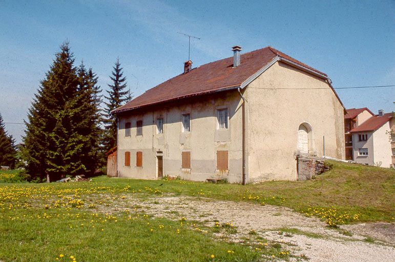 Façade antérieure et face droite. © Yves Sancey / Région Bourgogne-Franche-Comté, Inventaire du patrimoine - 1999 Façade antérieure et face droite. © Yves Sancey / Région Bourgogne-Franche-Comté, Inventaire du patrimoine - 1999
