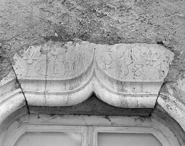 L'accolade et la date de 1584. © Yves Sancey / Région Bourgogne-Franche-Comté, Inventaire du patrimoine - 1999 L'accolade et la date de 1584. © Yves Sancey / Région Bourgogne-Franche-Comté, Inventaire du patrimoine - 1999