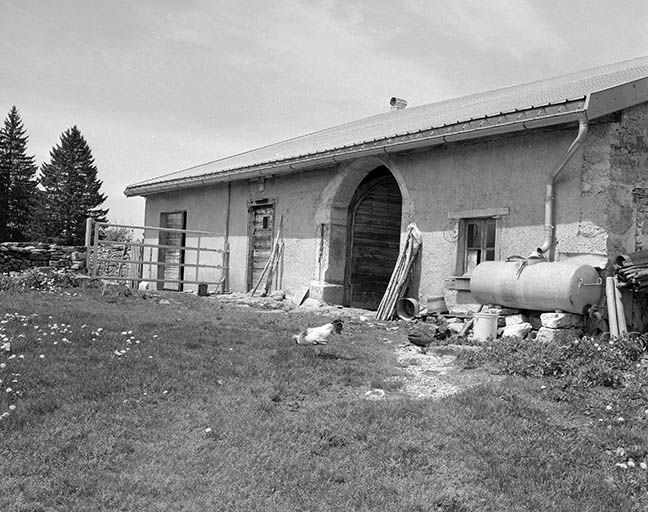 Façade antérieure d'une ferme avec entrée commune pour la grange et le logis. © Yves Sancey / Région Bourgogne-Franche-Comté, Inventaire du patrimoine - 1999 Façade antérieure d'une ferme avec entrée commune pour la grange et le logis. © Yves Sancey / Région Bourgogne-Franche-Comté, Inventaire du patrimoine - 1999
