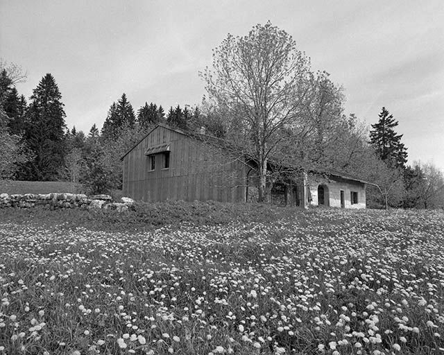 Façade antérieure et face gauche vues de trois quarts. © Yves Sancey / Région Bourgogne-Franche-Comté, Inventaire du patrimoine - 1999 Façade antérieure et face gauche vues de trois quarts. © Yves Sancey / Région Bourgogne-Franche-Comté, Inventaire du patrimoine - 1999