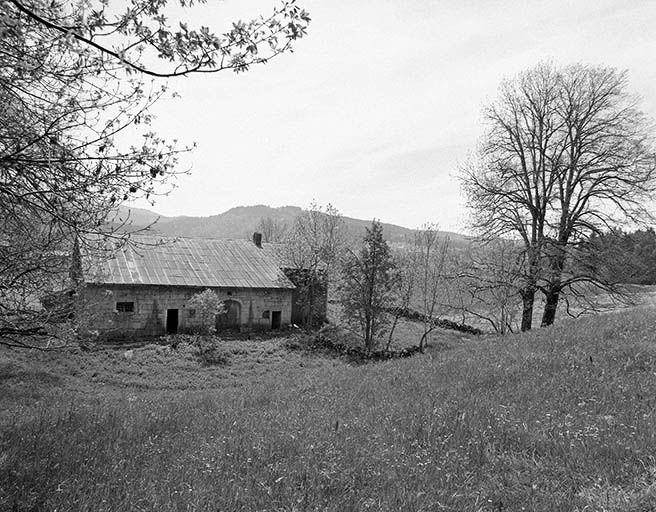 Vue éloignée de la façade postérieure. © Yves Sancey / Région Bourgogne-Franche-Comté, Inventaire du patrimoine - 1999 Vue éloignée de la façade postérieure. © Yves Sancey / Région Bourgogne-Franche-Comté, Inventaire du patrimoine - 1999