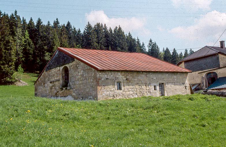 Façade postérieure et face droite vues de trois quarts. © Yves Sancey / Région Bourgogne-Franche-Comté, Inventaire du patrimoine - 1999 Façade postérieure et face droite vues de trois quarts. © Yves Sancey / Région Bourgogne-Franche-Comté, Inventaire du patrimoine - 1999