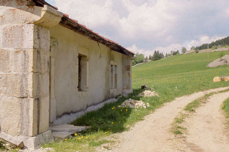 Façade antérieure vue de trois quarts. © Yves Sancey / Région Bourgogne-Franche-Comté, Inventaire du patrimoine - 1999 Façade antérieure vue de trois quarts. © Yves Sancey / Région Bourgogne-Franche-Comté, Inventaire du patrimoine - 1999