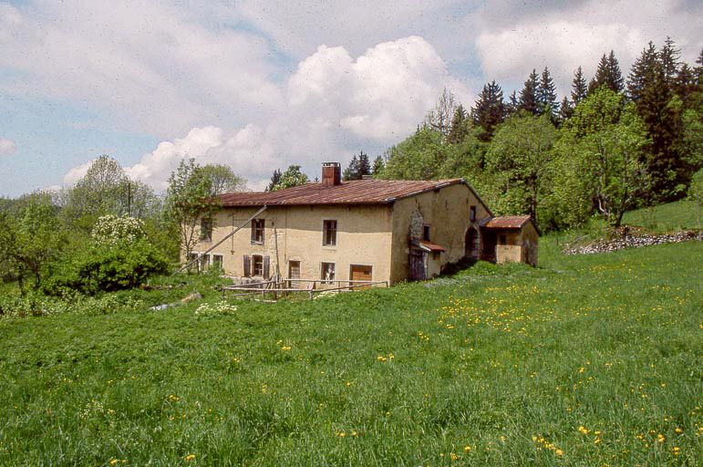 Vue éloignée de la façade antérieure. © Yves Sancey / Région Bourgogne-Franche-Comté, Inventaire du patrimoine - 1999