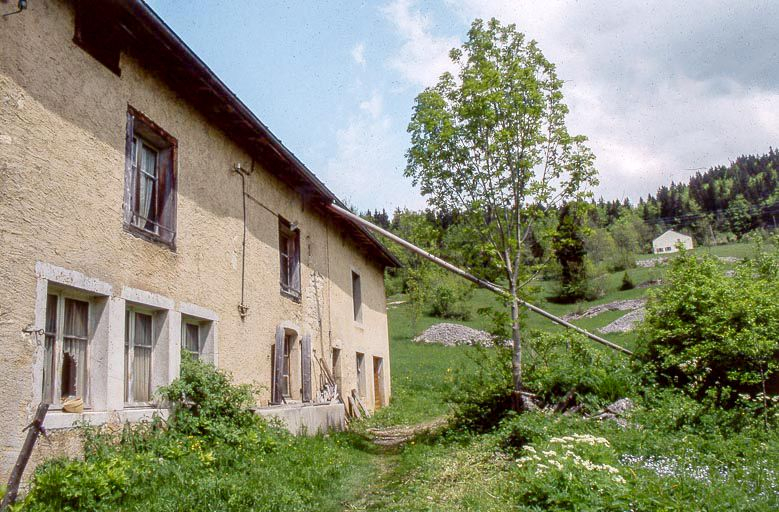 Façade antérieure de trois quarts, descente d'eau vers la citerne. © Yves Sancey / Région Bourgogne-Franche-Comté, Inventaire du patrimoine - 1999