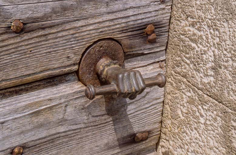 La poignée de la porte d'accès au logis. © Yves Sancey / Région Bourgogne-Franche-Comté, Inventaire du patrimoine - 1999