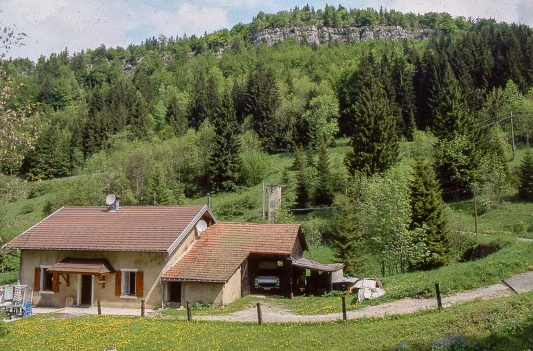 Vue éloignée du bâtiment dans le site, façade antérieure. © Yves Sancey / Région Bourgogne-Franche-Comté, Inventaire du patrimoine - 1999 Vue éloignée du bâtiment dans le site, façade antérieure. © Yves Sancey / Région Bourgogne-Franche-Comté, Inventaire du patrimoine - 1999