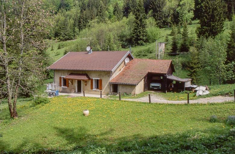 Vue éloignée du bâtiment dans le site, façade antérieure. © Yves Sancey / Région Bourgogne-Franche-Comté, Inventaire du patrimoine - 1999 Vue éloignée du bâtiment dans le site, façade antérieure. © Yves Sancey / Région Bourgogne-Franche-Comté, Inventaire du patrimoine - 1999