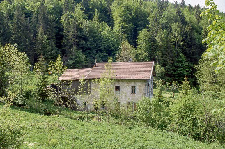 Façade postérieure, vue éloignée. © Yves Sancey / Région Bourgogne-Franche-Comté, Inventaire du patrimoine - 1999 Façade postérieure, vue éloignée. © Yves Sancey / Région Bourgogne-Franche-Comté, Inventaire du patrimoine - 1999